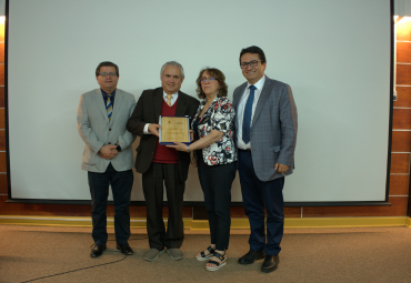Profesor Carlos Salinas recibe homenaje en Jornadas de Historia Religiosa
