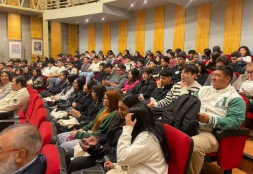 Escuela de Comercio da la bienvenida a los novatos de contador auditor