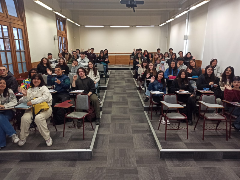 Estudiantes Propedéutico PUCV Eje Derecho, sentados en su sala de clases, primera sesión Propedéutico PUCV. 