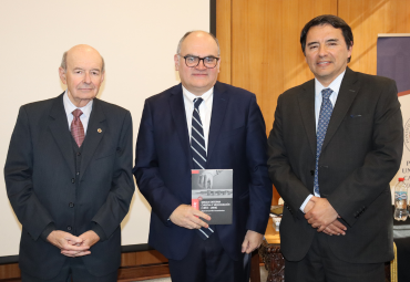 Profesor Críspulo Marmolejo presenta su libro "Deuda Externa Chilena y Negociación (1983 -1989). Aspectos jurídico-económicos"