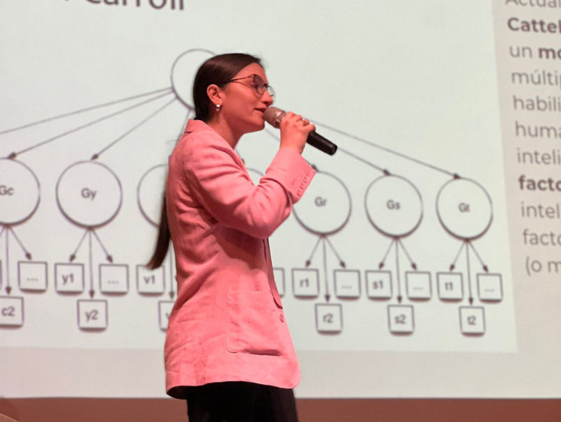 Valentina, psicóloga de BETA PUCV expone en Simposio.