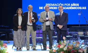 Prof. Dr. Juan Daniel Escobar recibe reconocimiento a los Docentes por Años de Servicio