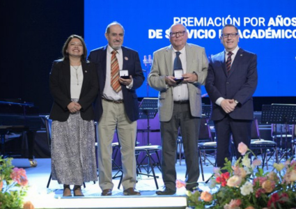 Prof. Dr. Juan Daniel Escobar recibe reconocimiento a los Docentes por Años de Servicio