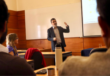 Destacado académico español, Fernando Miró, visita la Facultad de Derecho PUCV para reflexionar sobre violencia digital, IA y justicia penal