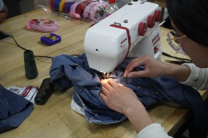 Valparaíso Makerspace PUCV impulsa la reparación como alternativa al consumo textil