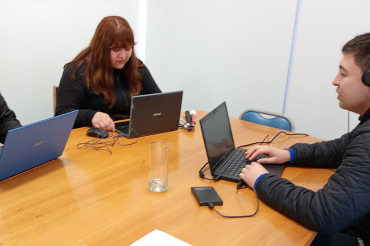 Aprender entre pares: estudiante PUCV lidera acompañamiento para jóvenes con discapacidad visual de Propedéutico PUCV