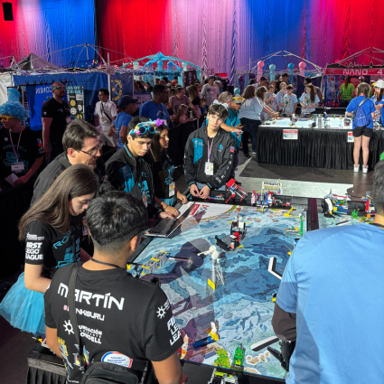 Desde BETA PUCV al mundo: estudiante representa a Chile en torneo internacional de robótica en California