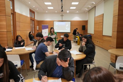 Estudiantes PUCV dan inicio al programa CREA INICIA con jornada colaborativa