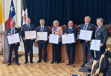 Académicos de la Escuela de Educación Física reciben Medalla "Fides et Labor"