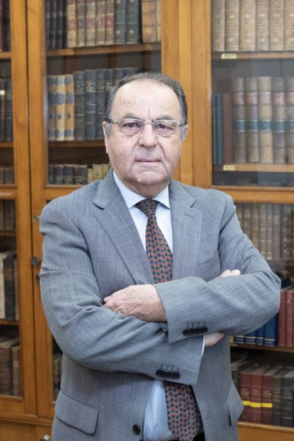 Profesor Kamel Harire Seda recibe la Medalla Centenario de la PUCV