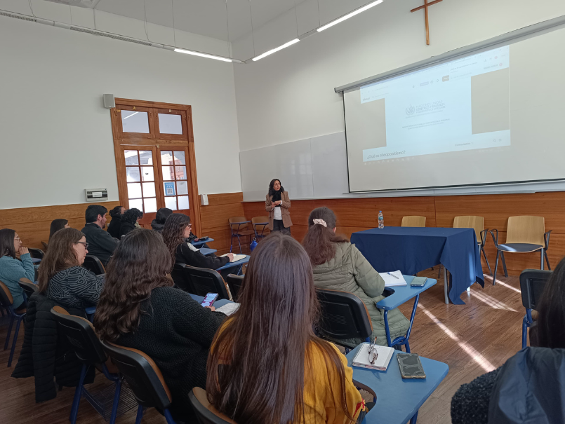 Profesora Andrea Montecinos dictando taller en ciclo "Enfoques y Avances en Inclusión". 