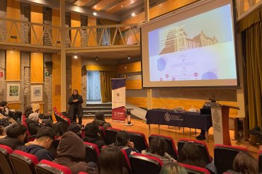 Comisión CAHVDA impulsa nueva charla informativa para estudiantes de la Escuela de Comercio sobre protocolo ante conductas de acoso, hostigamiento, violencia y discriminación