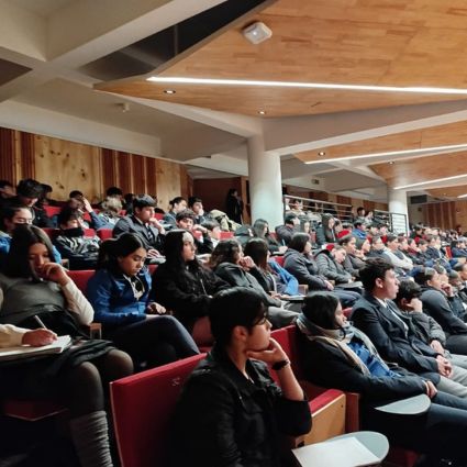 Facultad de Ciencias Económicas y Administrativas, a través de su iniciativa Impulsa EMTP, colaboró activamente en actividad que vinculó a estudiantes con el sector público y privado