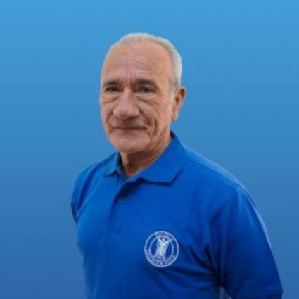 Profesor Luis Peña es reconocido por su legado en la Escuela de Educación Física