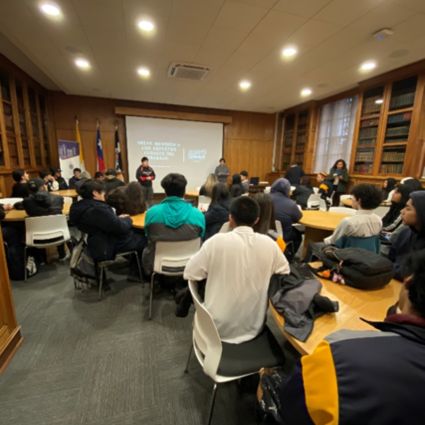 Facultad de Ciencias Económicas y Administrativas PUCV impulsa charla sobre el nuevo ADN emprendedor con estudiantes del Insuco de Valparaíso