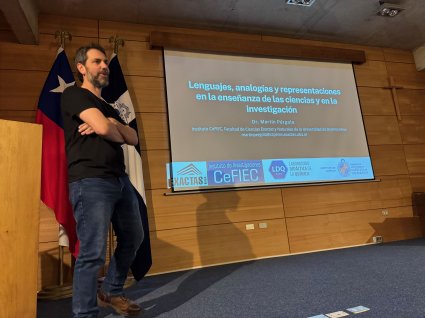 Visita del profesor Martín Pérgola al Laboratorio de Didáctica de la Química