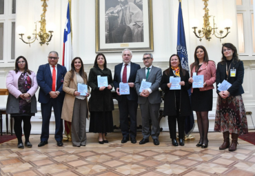 Profesora Claudia Poblete presentó la Guía de Lenguaje Claro para el ámbito Legislativo en el Senado