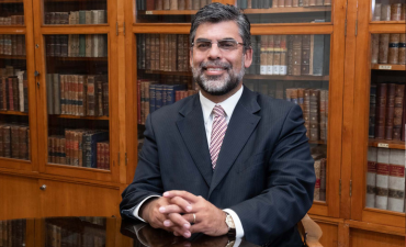 Académico llevará la visión chilena a diplomado en Doctrina Social de la Iglesia a la Santa Sede