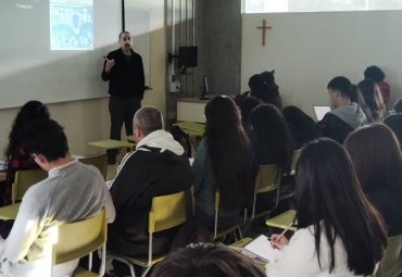 Estudiantes de enseñanza media asisten a clases de Biología Vegetal en la PUCV