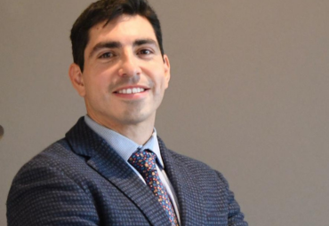 Foco y precisión: el abogado que retrata la vida con el mismo rigor del derecho