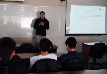 Alumnos/as del Instituto de Comercio participan en jornada en la PUCV en el marco de un proyecto de Aprendizaje + Servicio