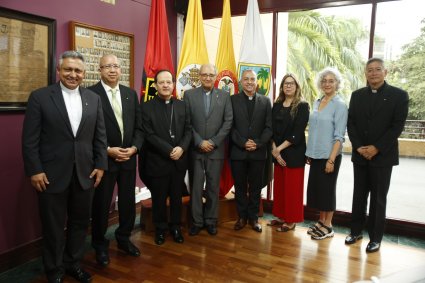 Decana de la Facultad Eclesiástica de Teología PUCV integra comisión evaluadora internacional de AVEPRO en Medellín