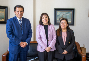 Ministra de la Corte Suprema Mireya López expone sobre lenguaje claro en Facultad de Derecho PUCV