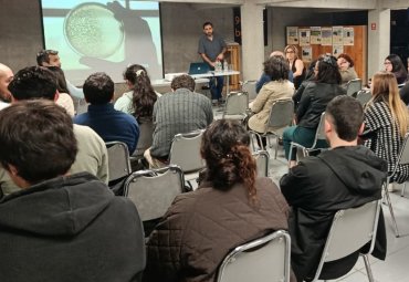 Profesor Roberto Bastías organiza simposio sobre investigación de Bacteriófagos en Chile