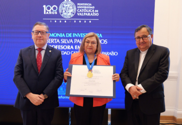 Académica Berta Silva es distinguida como Profesora Emérita de la PUCV