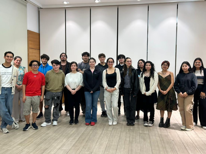 Grupo de Estudiantes de Núcleo, en grupo, sonriendo a fotografía. 