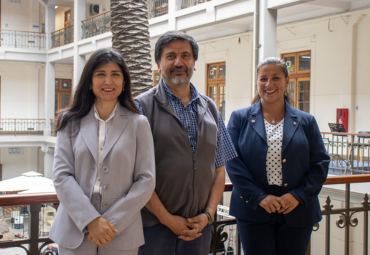 Funcionarios de Derecho PUCV reciben distinción por años de servicio