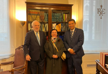 El Decano de la Facultad, Dr. José Luis Guerrero Becar y la Directora del Núcleo de Lenguaje Jurídico Claro, Dra. Claudia Poblete Olmedo, son recibidos en la ciudad de Madrid por el director de la Real Academia Española, Dr. Santiago Muñoz Machado