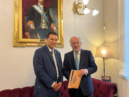 El Decano de la Facultad, Dr. José Luis Guerrero Becar y la Directora del Núcleo de Lenguaje Jurídico Claro, Dra. Claudia Poblete Olmedo, son recibidos en la ciudad de Madrid por el director de la Real Academia Española, Dr. Santiago Muñoz Machado