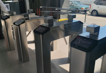 Nuevo sistema de torniquetes regula el acceso a los edificios Gimpert y Rubén Castro