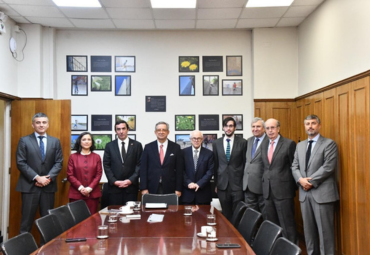 Profesora Lorena Carvajal se reúne con el Ministro de Justicia de Chile para la presentación de los avances del Nuevo Código de Comercio