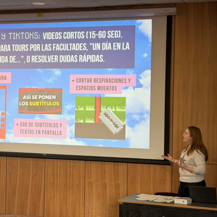 PUCV fortalece competencias digitales de sus monitores con un taller de redes sociales