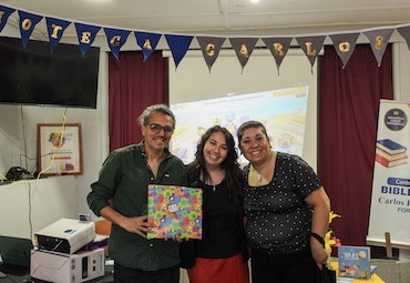 AHI PUCV realiza jornada sobre literatura infantil y bienestar en biblioteca comunitaria en Viña del Mar